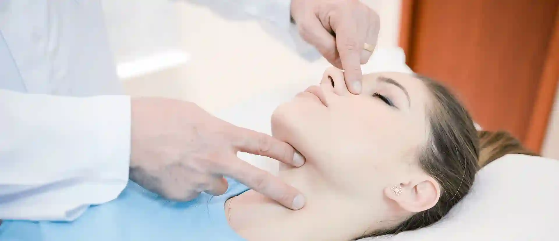 Sessão de microfisioterapia em Sorocaba, com toque suave sobre a maca